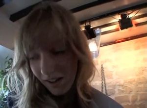 Молодую жену трахает в три дырки незнакомец а муж на видео снимает